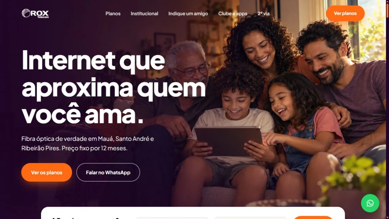 Site demonstrativo Rox Telecom, com uma família reunida e destaques em laranja