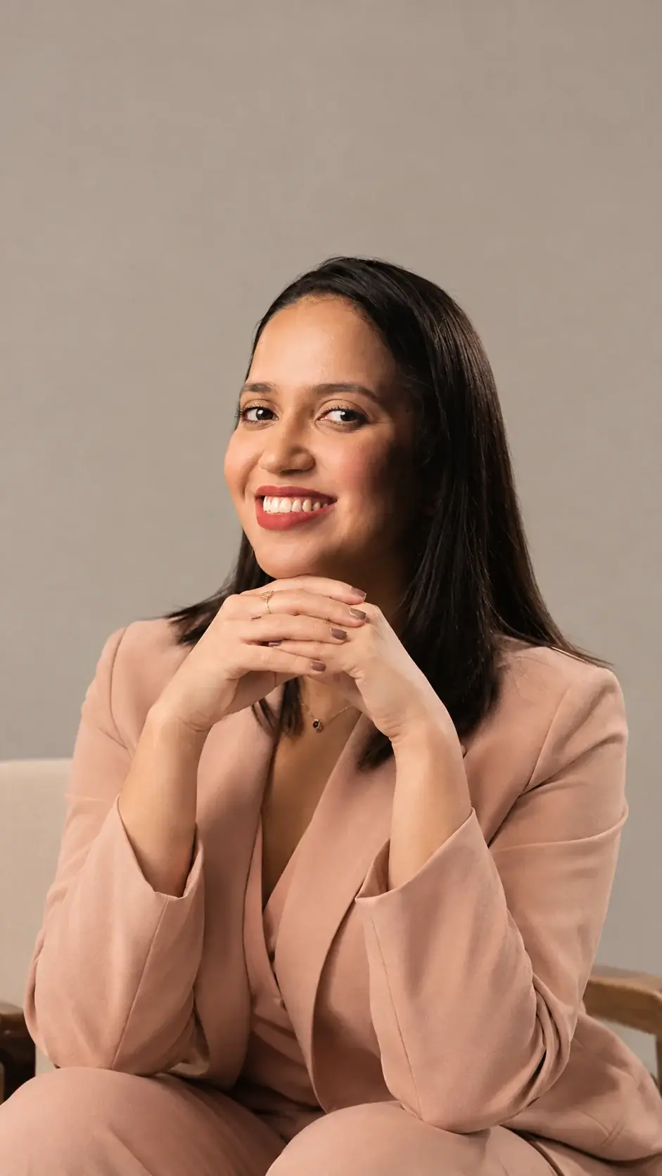 Dra. Aline Santos em seu ambiente de trabalho
