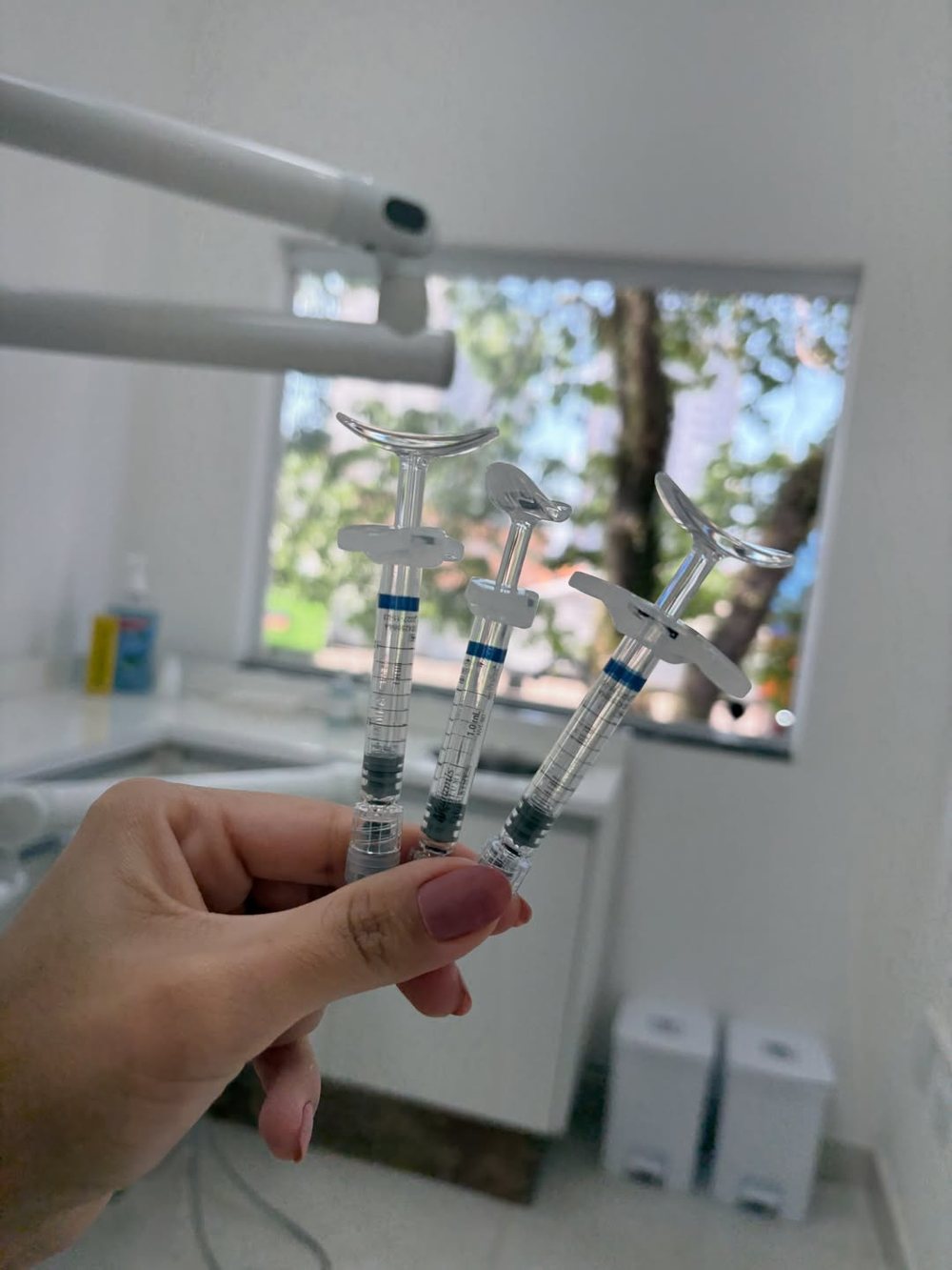 Seringas de preenchedor facial no consultório